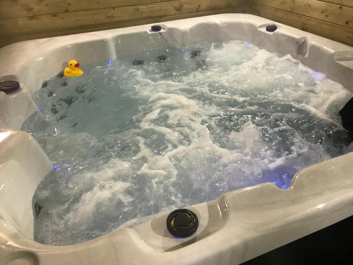 فندق Cheddletonفي  Hot Tub Hide Away Near Alton Towers Staffordshire المظهر الخارجي الصورة